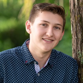 5fe0f0083d8ea2a552ba7b98_Senior%20pic